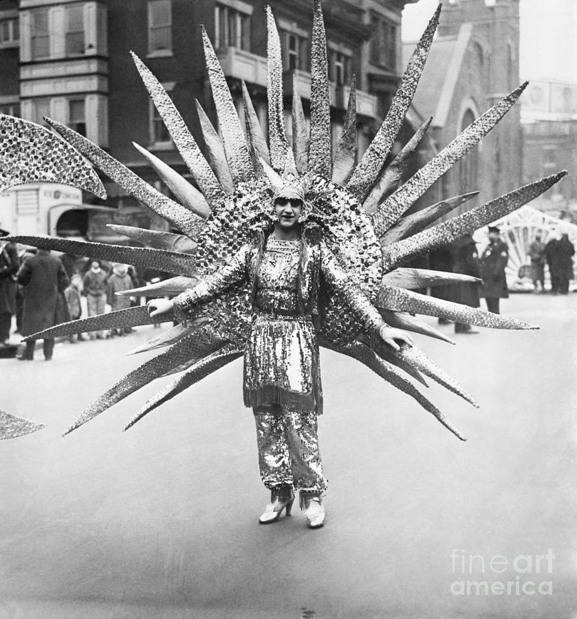 Costumed Man In Mummers Parade Photograph by Bettmann