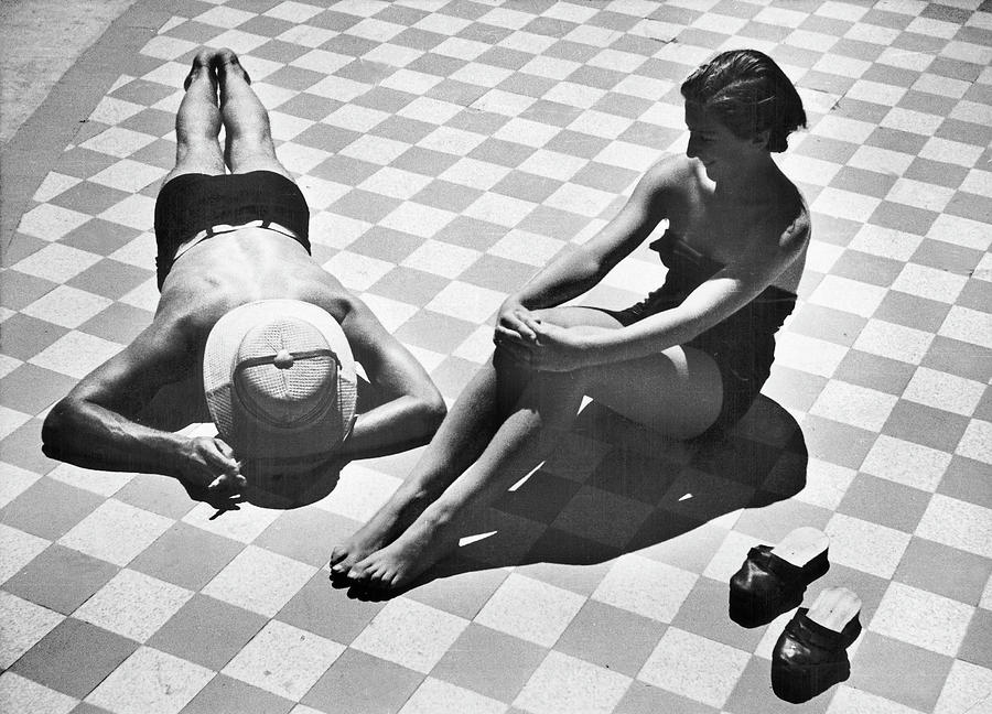Couple At The Swimming Pool In 1952 Photograph by Keystone-france