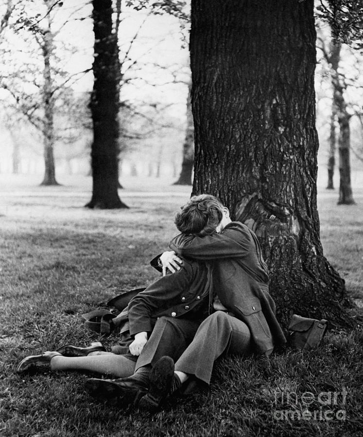 Couple Kissing In Hyde Park Photograph by Bettmann