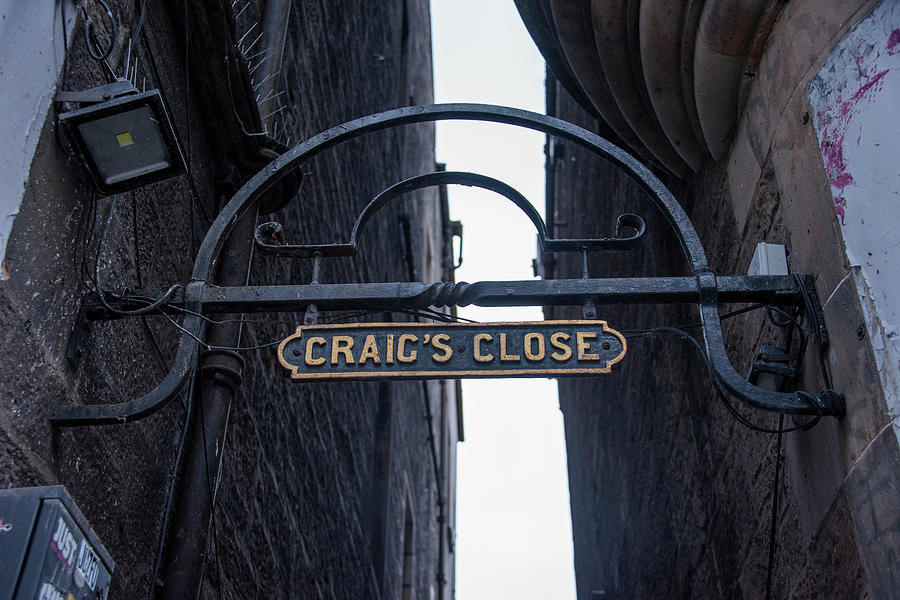 Craigs Close - Edinburgh Scotland Photograph by Bill Cannon