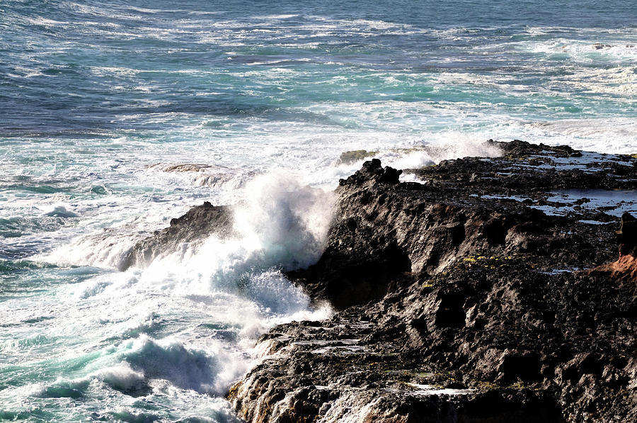 Crashing Waves Photograph by Entienou