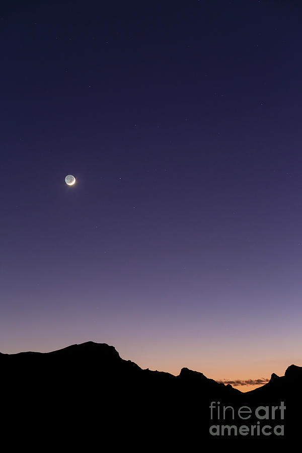Crescent Moon And Earthshine Photograph by Amirreza Kamkar / Science Photo Library
