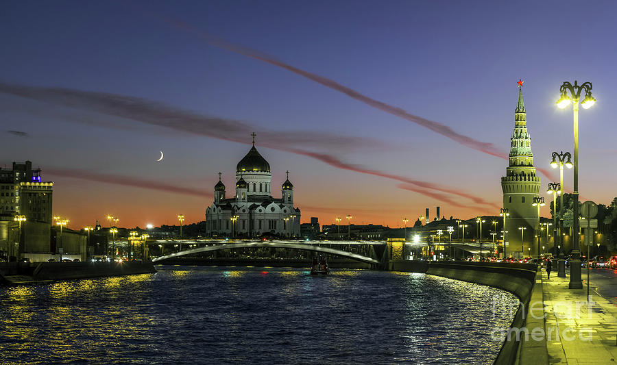 Crescent Moon Over Moscow Photograph by Amirreza Kamkar / Science Photo Library