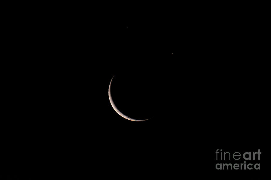 Crescent Moon With Saturn Photograph by Miguel Claro/science Photo Library