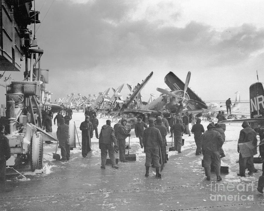 Crewmen Clearing Deck Of Uss Essex Photograph by Bettmann