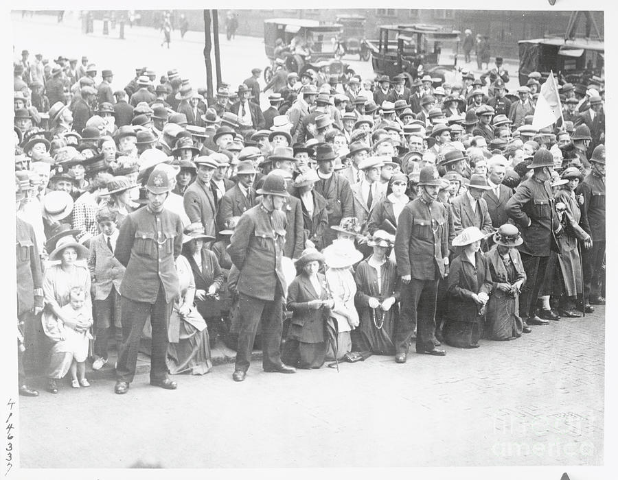 Crowd Of Irish Residents Kneeling Photograph by Bettmann