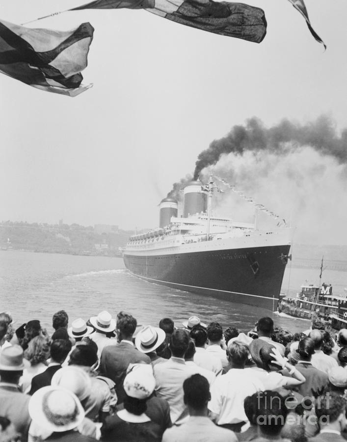 Crowd Watches Ss United States Ocean Photograph by Bettmann