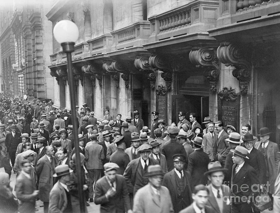 Crowded Street In Frontstock Exchange Photograph by Bettmann