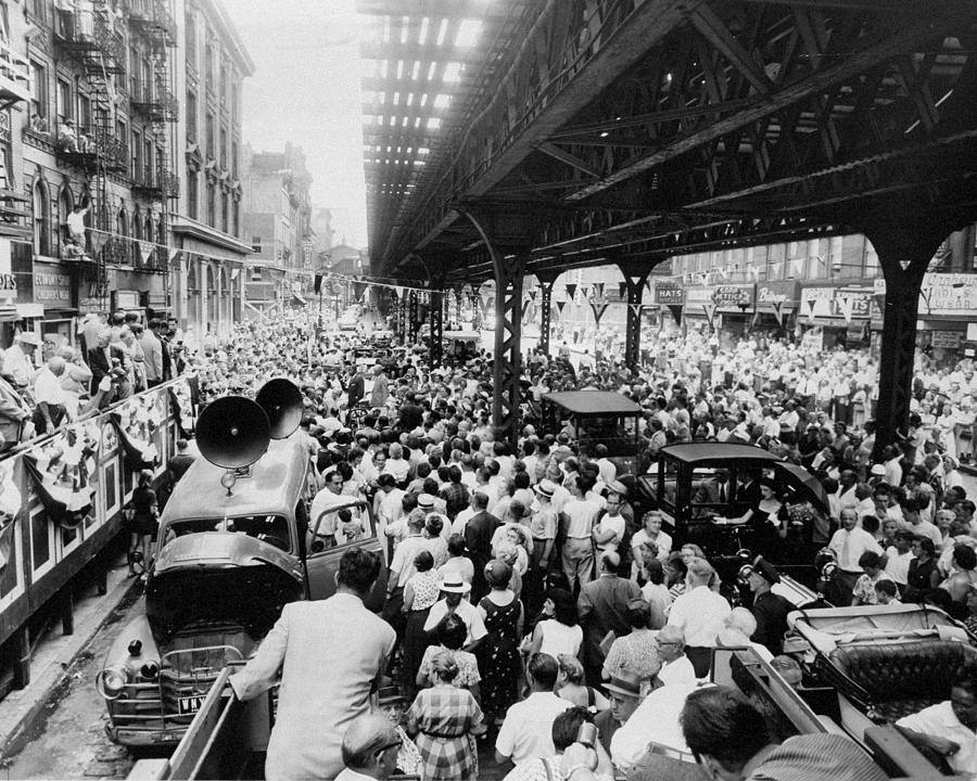 Crowds Gather Around Platform At 86th Photograph by New York Daily News Archive