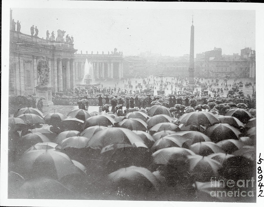 Crowds Gathered To See Pope Benedict Photograph by Bettmann
