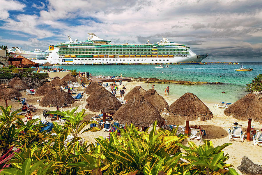 where do cruise ships dock in cancun