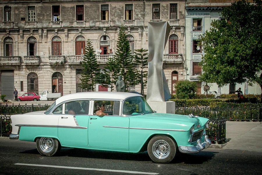 Cruisn Habana Photograph by Laura Hedien