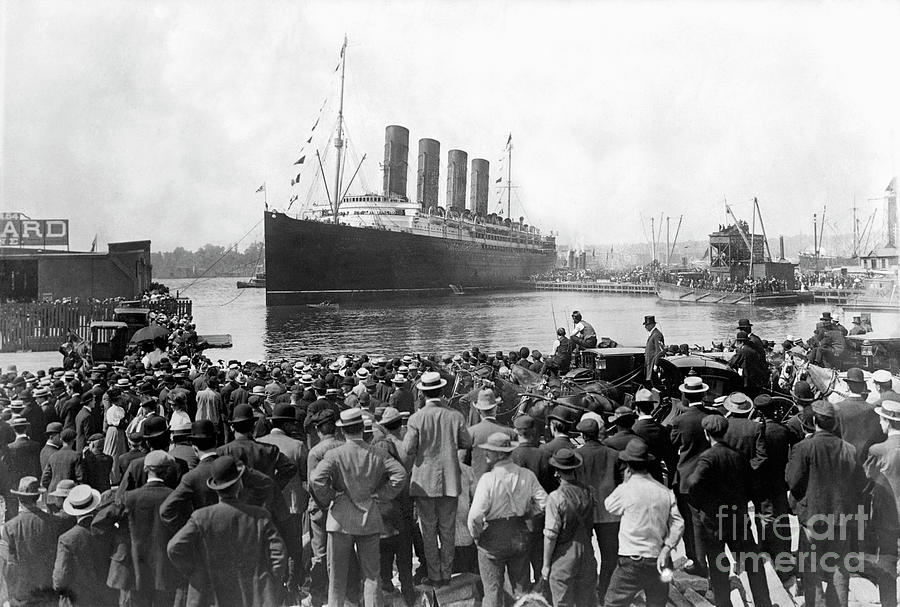 Cunard Liner Lusitania Departing New Photograph by Bettmann