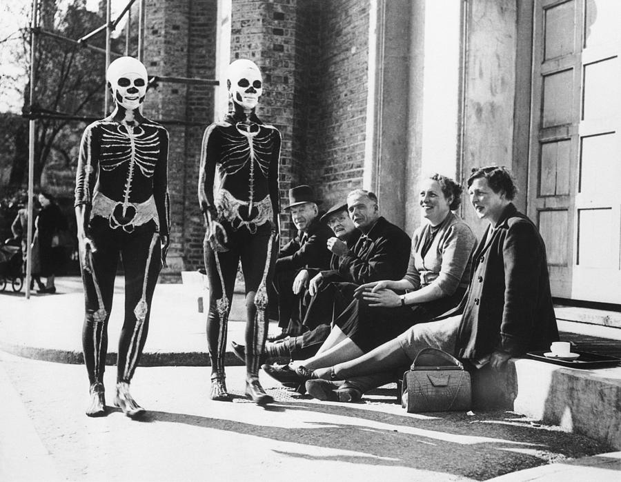 Curiosity  Walking Skeletons Photograph by Keystone-france