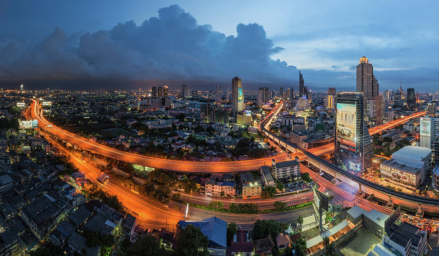 Curve Of Bangkok by Weerakarn Satitniramai