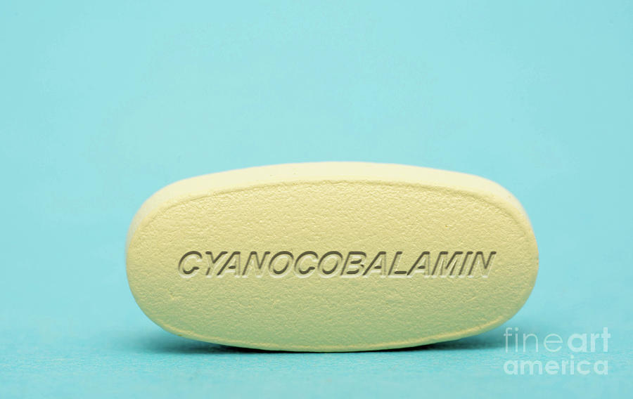 Cyanocobalamin Photograph - Cyanocobalamin Pill by Wladimir Bulgar/science Photo Library
