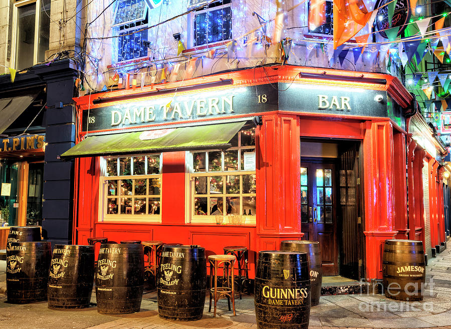 Dame Tavern at Night in Dublin Photograph by John Rizzuto