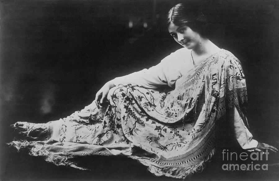 Dancer Isadora Duncan Photograph by Bettmann