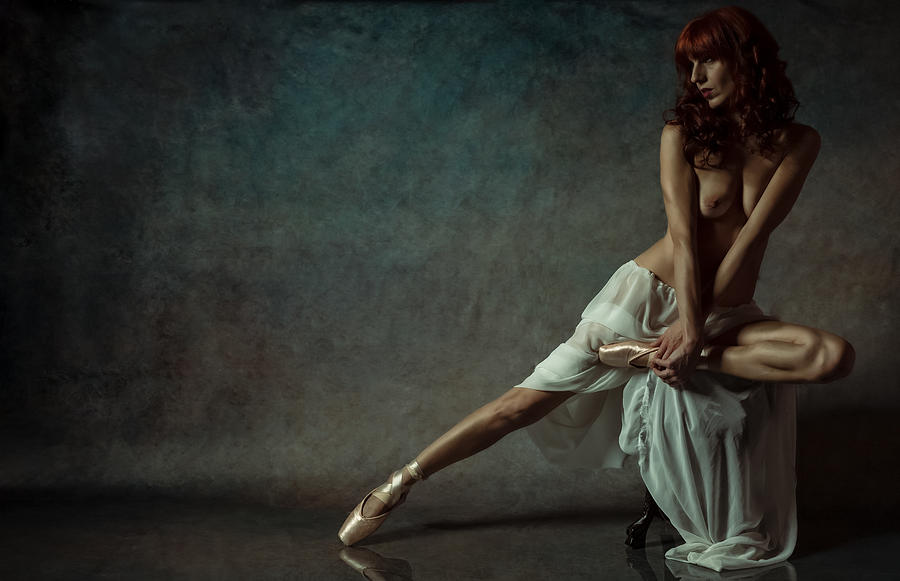 Nude Photograph - Danza Seduta by Photography Espressive