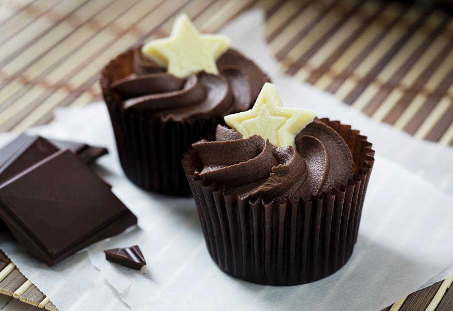Cake Photograph - Dark Chocolate Cupcakes Decorated With White Chocolate Stars by Cath Lowe