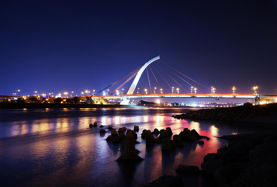 Dazhi Bridge In The Night Of Taipei by Han-lin