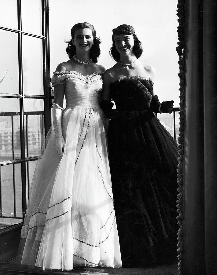 Black And White Photograph - Debutantes by Alfred Eisenstaedt