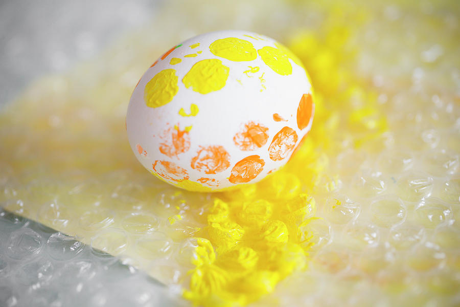 Decorating Easter Egg Using Bubble Wrap Photograph by Iris Wolf