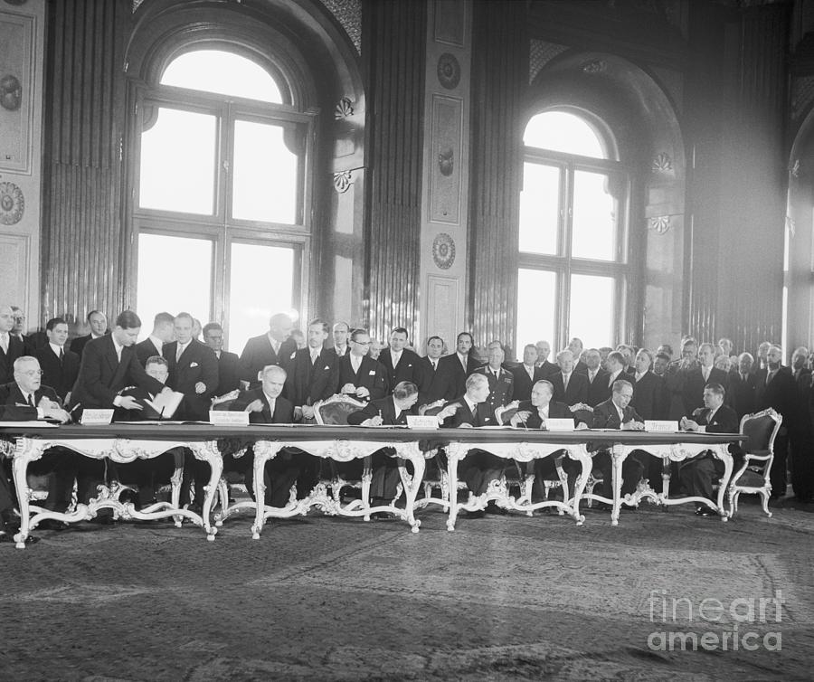 Delegates Signing A Treaty Photograph By Bettmann Fine Art America 5570