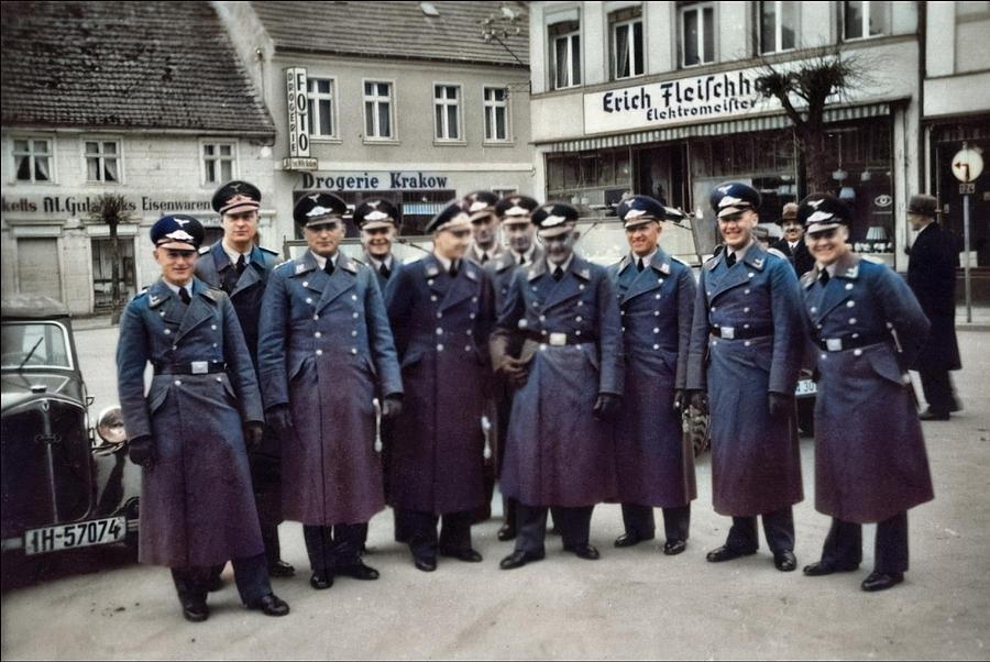 Delmenhorster Flyer. German Soldiers Of The Luftwaffe During City Sightseeing In Bad Polzin In Pomme Painting
