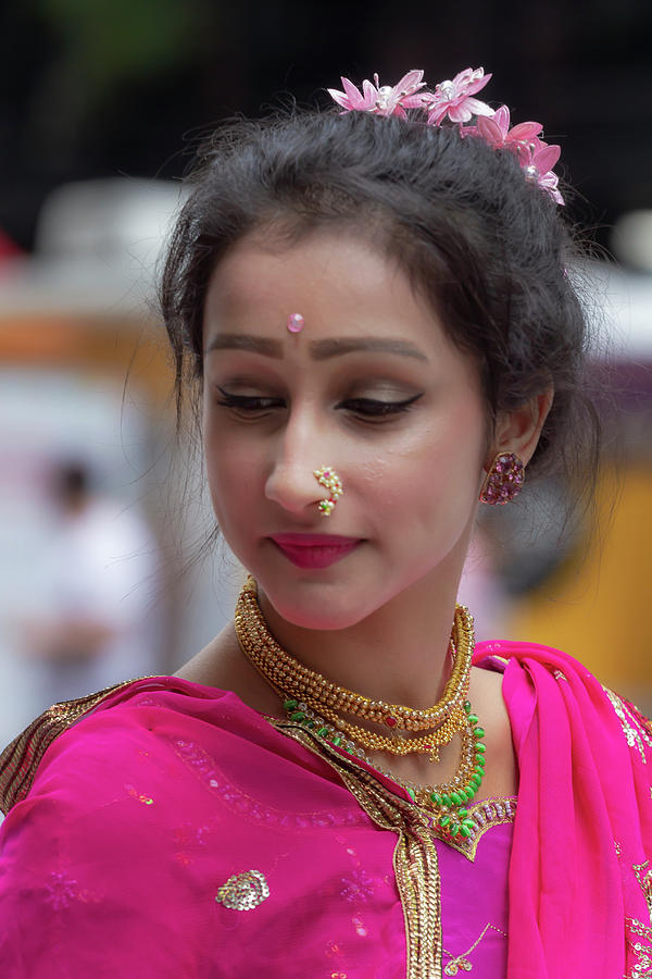 Beautiful Indian Bengali Girl Traditional Dress Stock Photo 2345941961 |  Shutterstock
