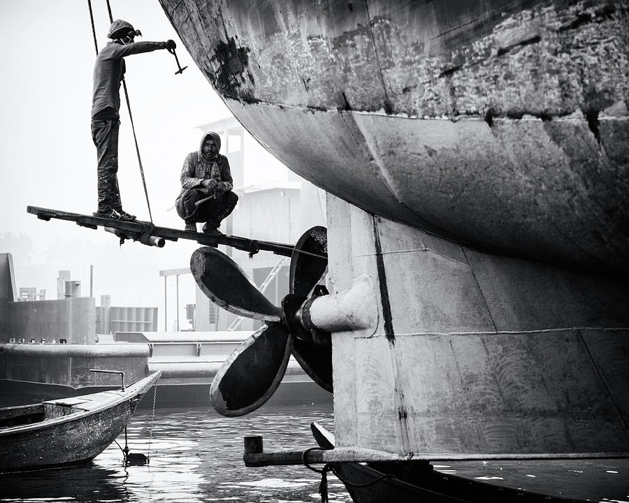Black And White Photograph - Dhaka Shipyard by Marcel Rebro