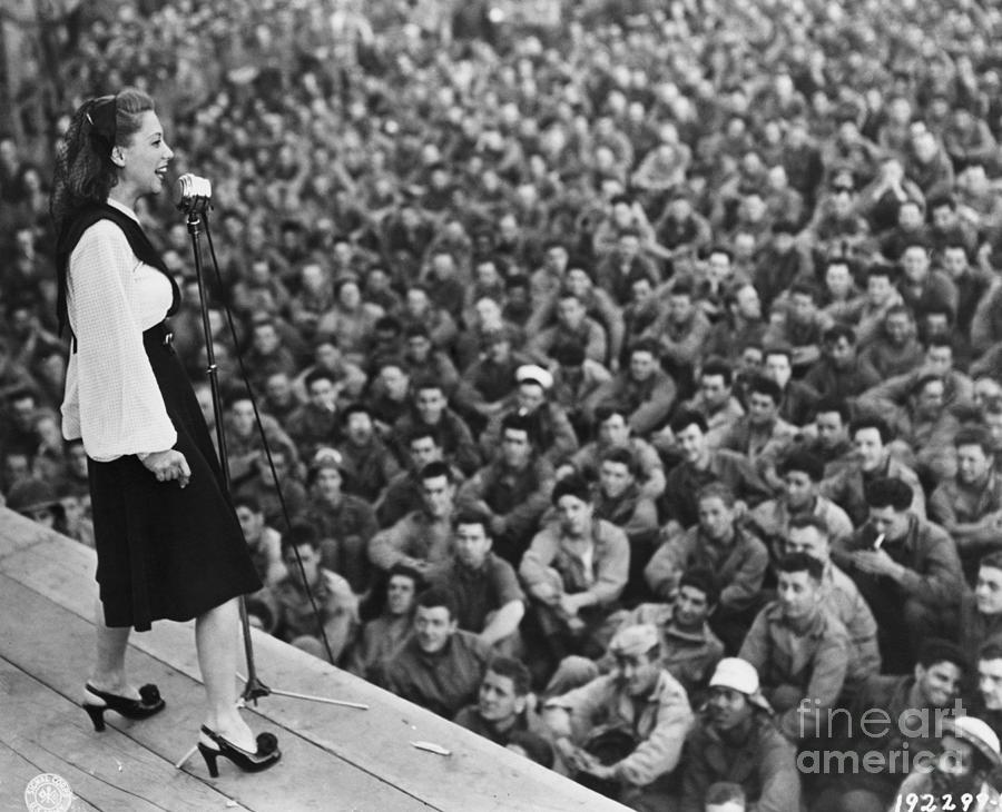 Dinah Shore Singing For Soldiers Photograph by Bettmann