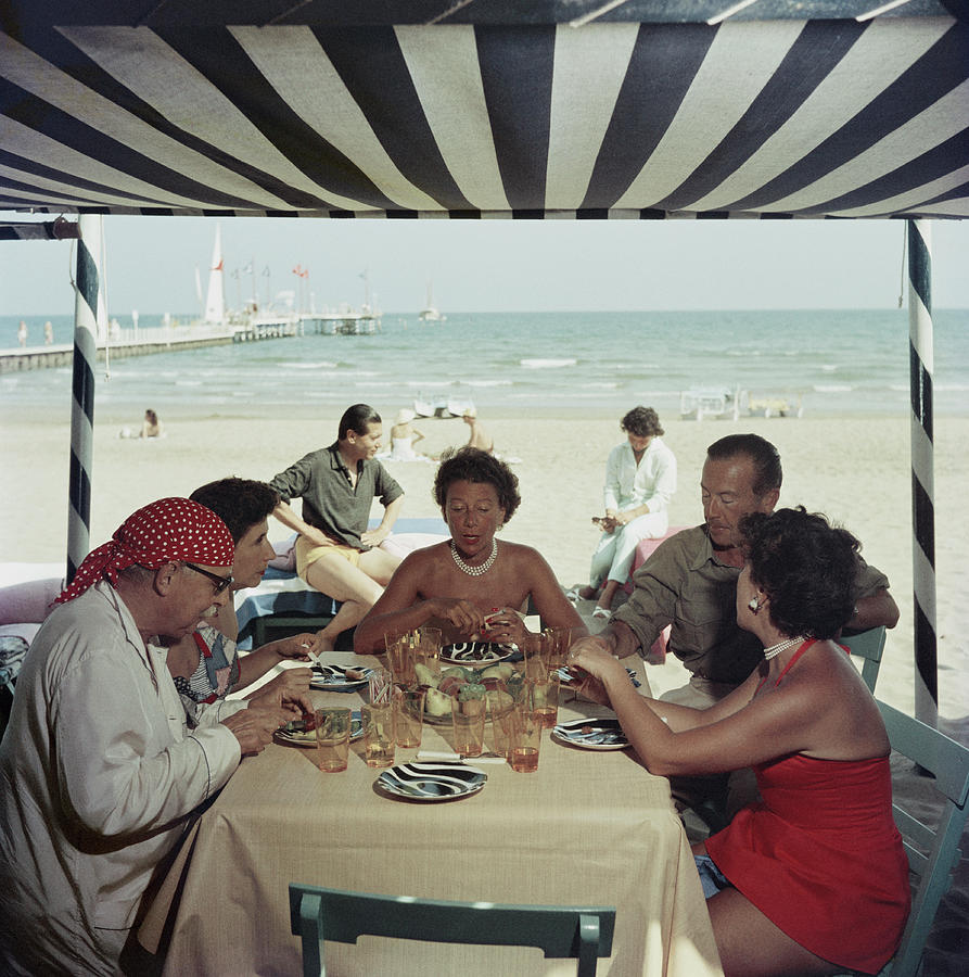 Dining At The Lido Photograph by Slim Aarons