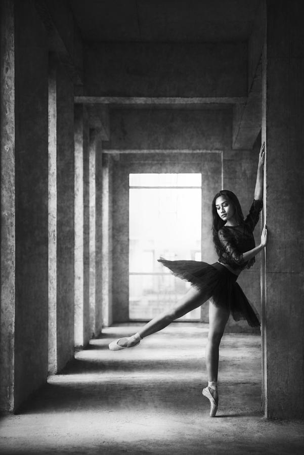 Black And White Photograph - Dinka by Sebastian Kisworo