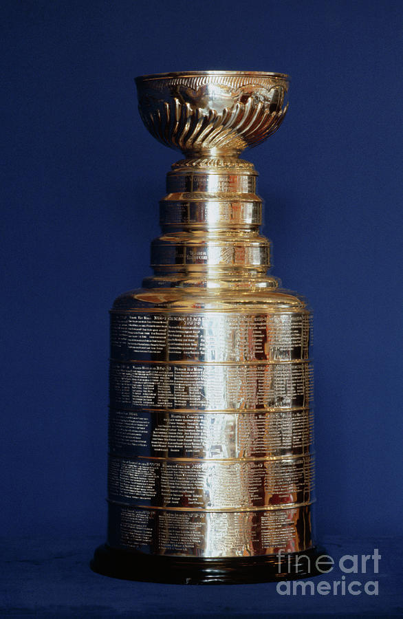 https://images.fineartamerica.com/images/artworkimages/mediumlarge/2/display-of-the-stanley-cup-bettmann.jpg