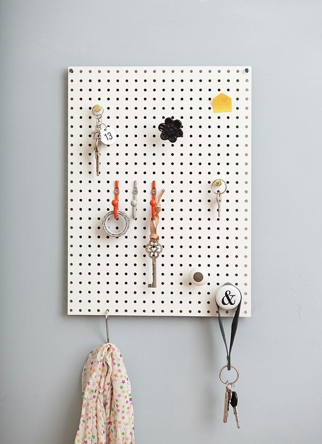 DIY Key Racks with Customizable Hooks and Features for Extra Appeal