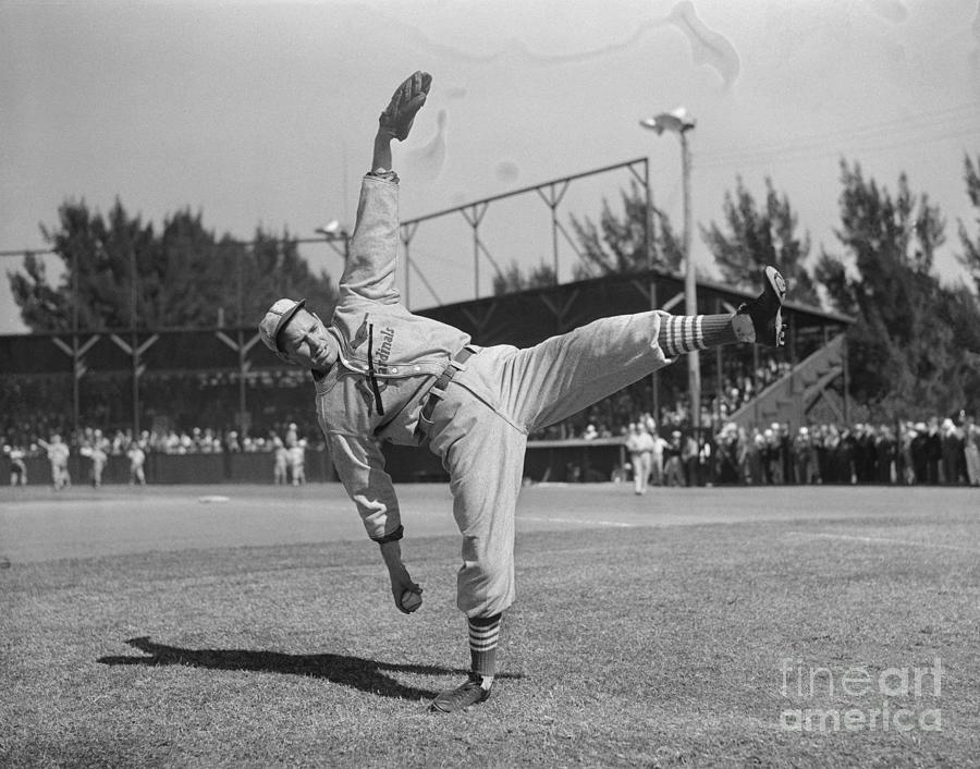 Dizzy Dean Pitching Ball Photograph by Bettmann