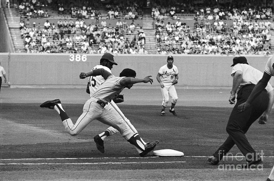 Dodgers Baseball Player Willie Davis Photograph by Bettmann