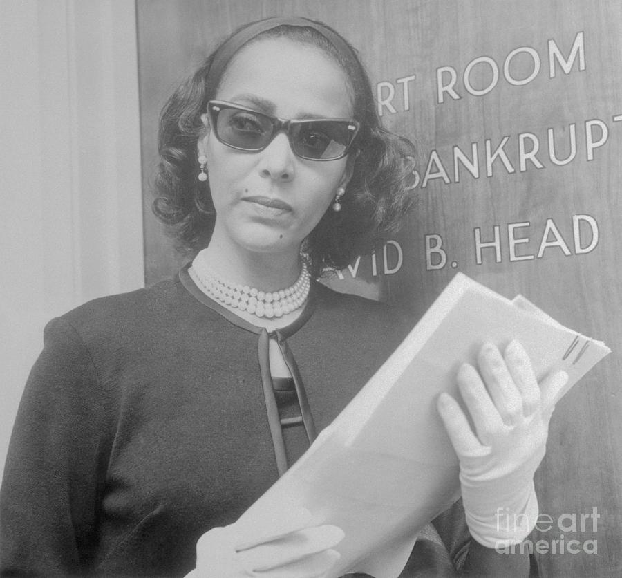 Dorothy Dandridge Holding Papers Photograph by Bettmann