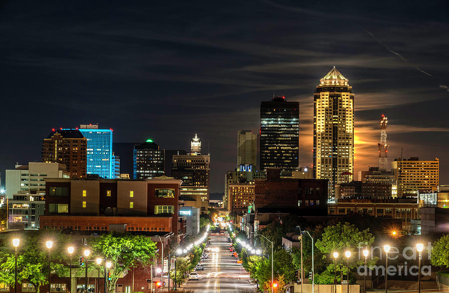 Des Moines Photograph - Downtown Des Moines Twilight by Willard Sharp.