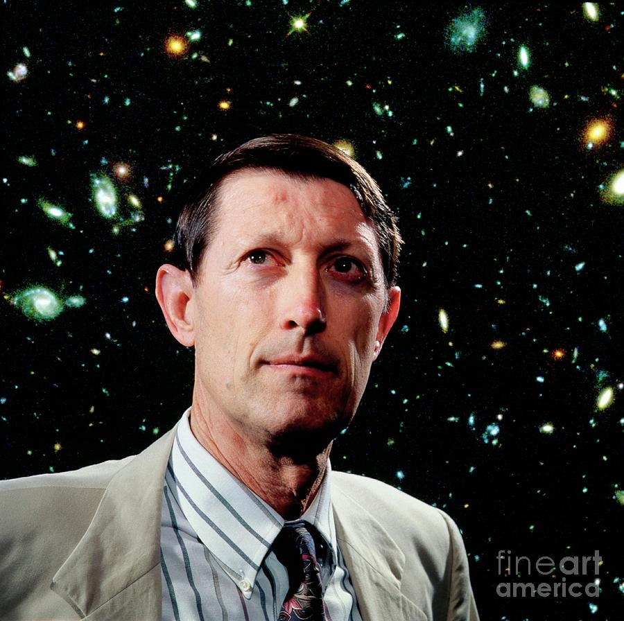Dr Robert Williams With Hubble Deep Field Photograph by David Parker/science Photo Library