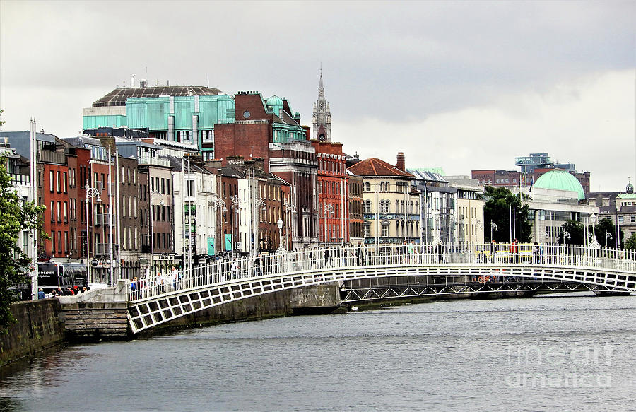 Dublins Hapenny Bridge Photograph by Suzette Kallen