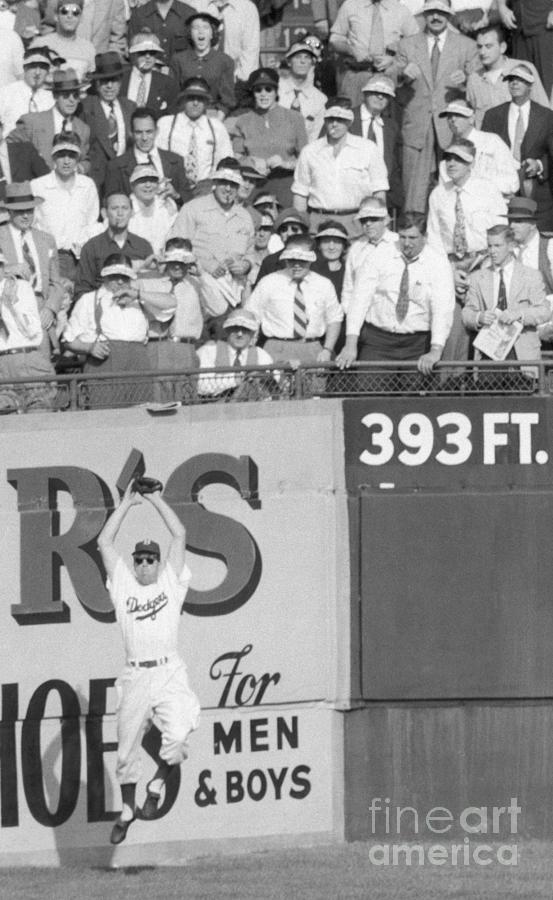 Duke Snider Catching Ball Photograph by Bettmann Duke Snider Catching Ball Photograph by Bettmann