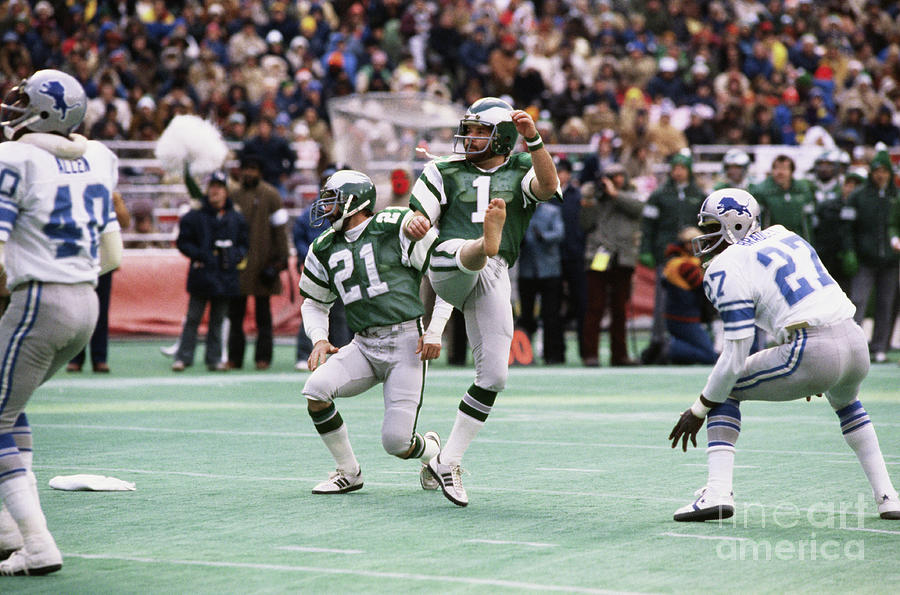 Eagles Tony Franklin In Kicking Photograph by Bettmann
