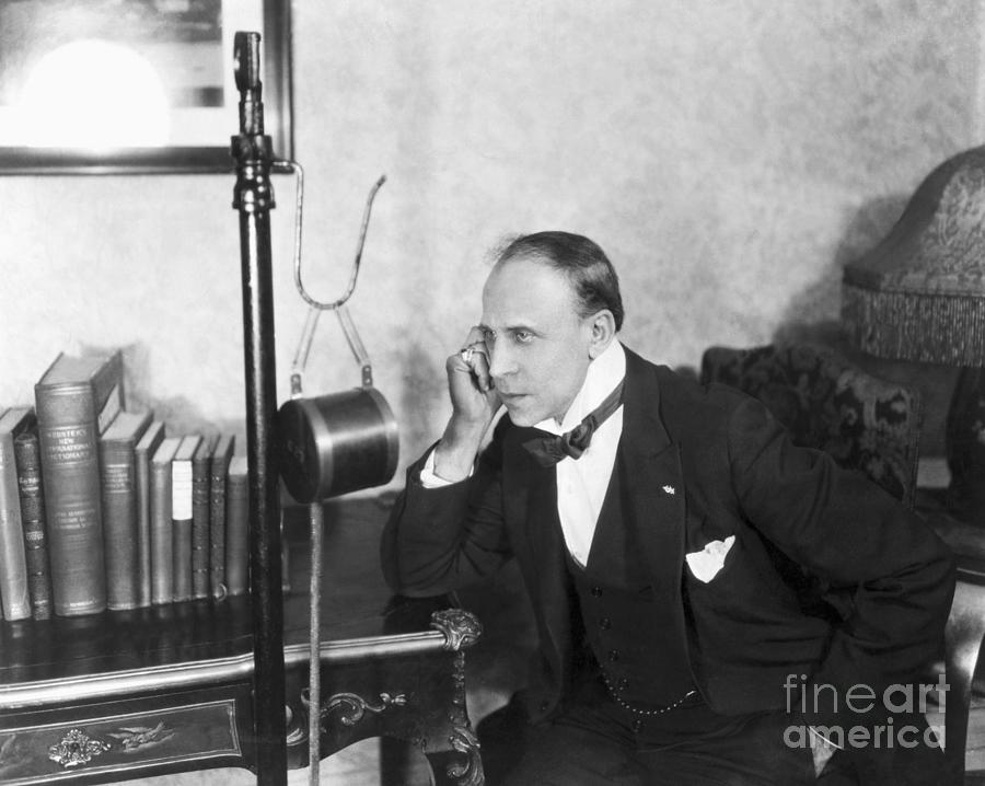 Early Radio Announcer At Microphone Photograph by Bettmann