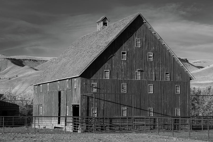 Barn Photograph - Eastern Oregon Barn by Catherine Avilez