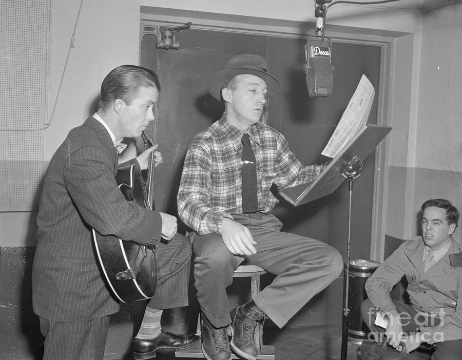 Eddie Conlon And Bing Crosby Photograph by Bettmann