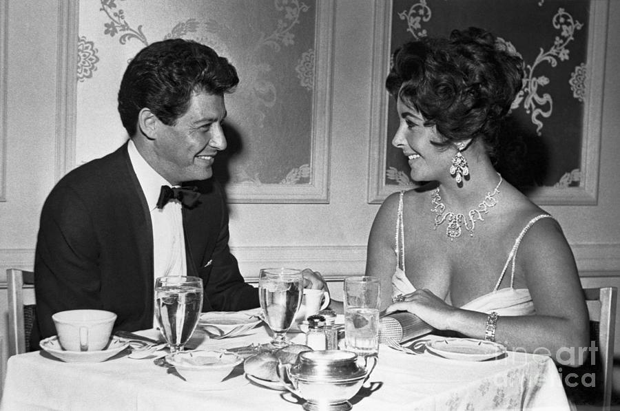 Eddie Fisher And Liz Taylor At Dinner Photograph by Bettmann