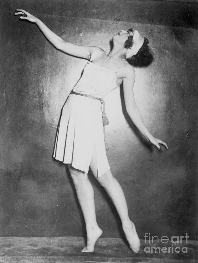 Edris Milar Dancing Photograph by Bettmann