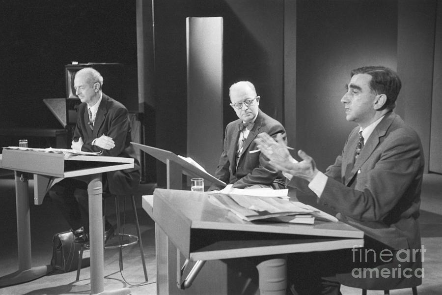 Edward Teller And Linus Pauling Debating Photograph by Bettmann